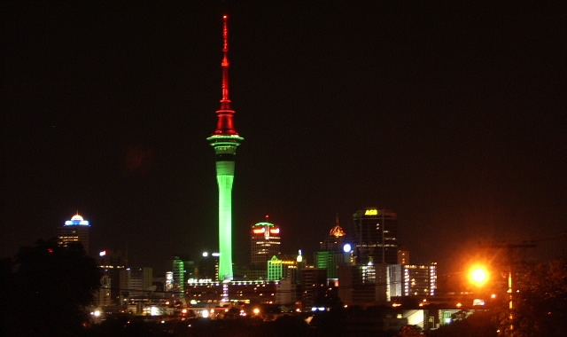 Sky Tower Auckland no Natal. Foto: Kvasir Wikipedia commons.