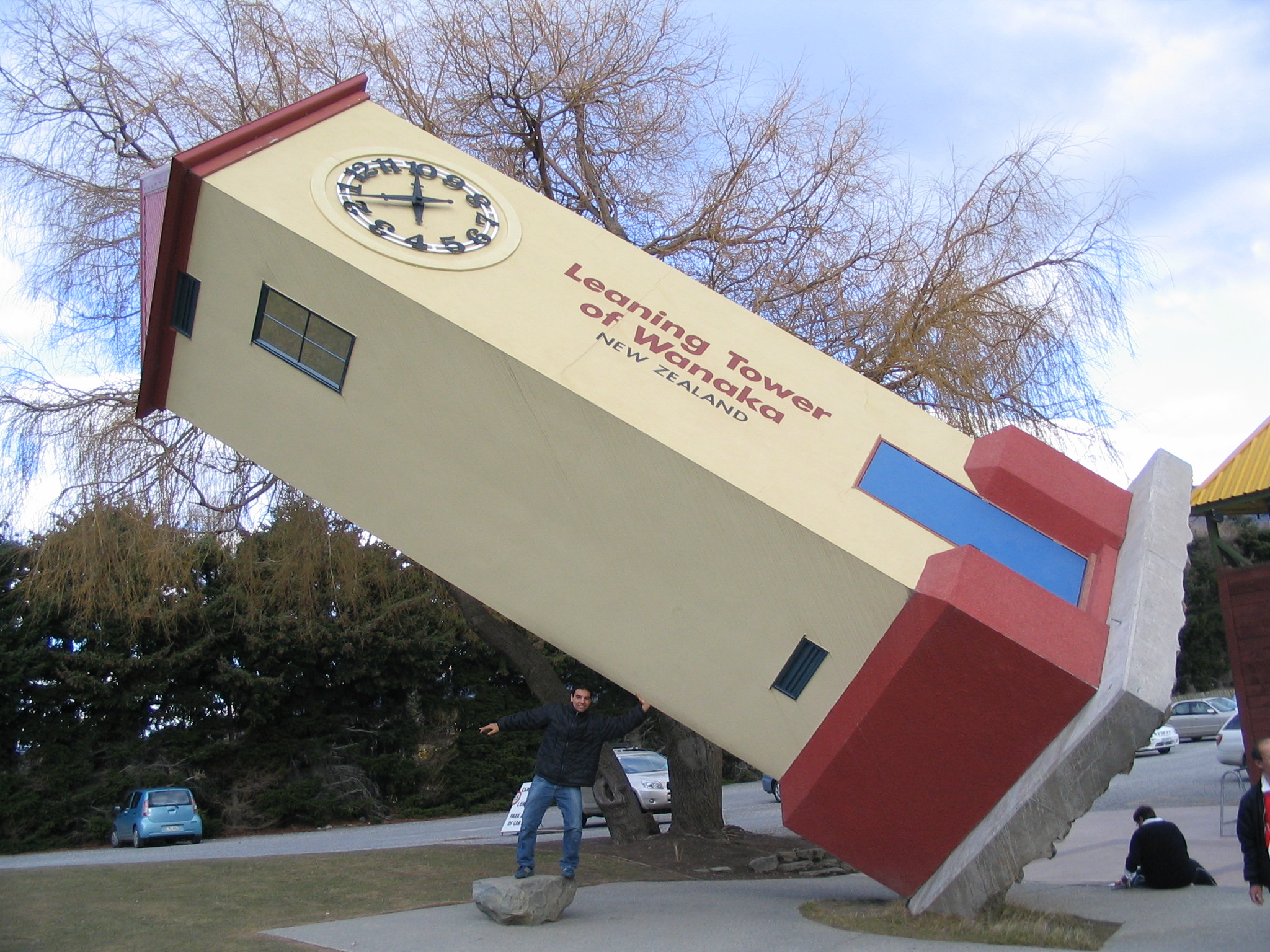 Leaning Tower of Wanaka no Puzzling World na esntrada de Wanaka.